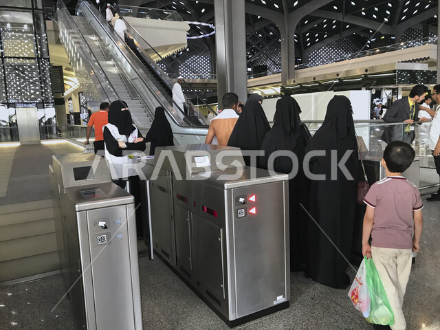 صورة لحجاج بيت الله الحرام يتمتعون بخدمات مريحة داخل محطة القطار السريع ، محطة قطار سريع لنقل الحجاج من المدينة المنورة لمكة المكرمة ، خدمات نقل آمنة و سريعة للحجاج في موسم الحج