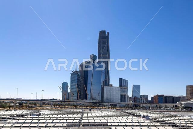 أفق مدينة الرياض الجديد الرائع بعد غروب الشمس. أبراج مدينة الرياض في المملكة العربية السعودية