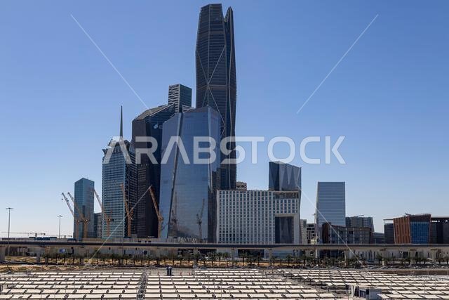 أفق مدينة الرياض الجديد الرائع بعد غروب الشمس. أبراج مدينة الرياض في المملكة العربية السعودية