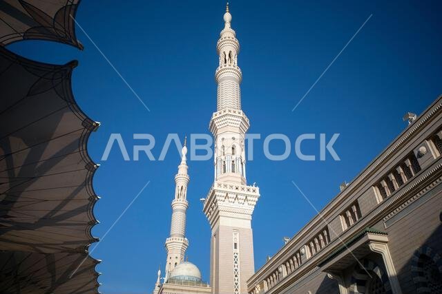 المظلات والمآذن الآلية العملاقة في المسجد النبوي بالمدينة المنورة، والمعروف أيضاً باسم المسجد النبوي، في المملكة العربية السعودية.