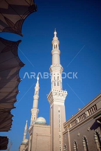 المظلات والمآذن الآلية العملاقة في المسجد النبوي بالمدينة المنورة، والمعروف أيضاً باسم المسجد النبوي، في المملكة العربية السعودية.
