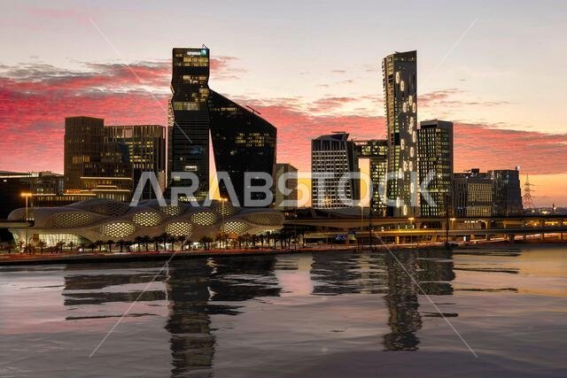 أفق مدينة الرياض الجديد الرائع بعد غروب الشمس. أبراج مدينة الرياض في المملكة العربية السعودية