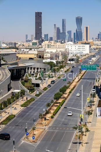 أفق مدينة الرياض، عاصمة المملكة العربية السعودية، شارع العليا نهاراً أفق مدينة الرياض، عاصمة المملكة العربية السعودية، شارع العليا نهاراً