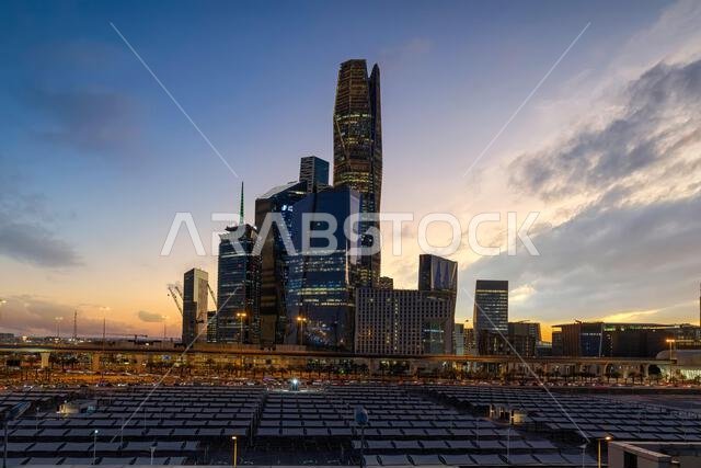 أفق مدينة الرياض الجديد الرائع بعد غروب الشمس. أبراج مدينة الرياض في المملكة العربية السعودية