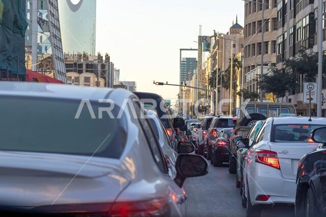 أضواء خلفية للسيارات في ازدحام مروري بشارع العليا بمدينة الرياض