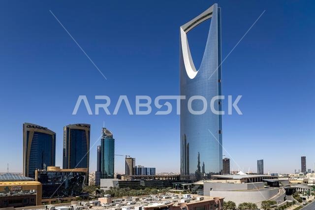 الرياض، عاصمة المملكة العربية السعودية ومركزها المالي الرئيسي - شارع العليا نهاراً