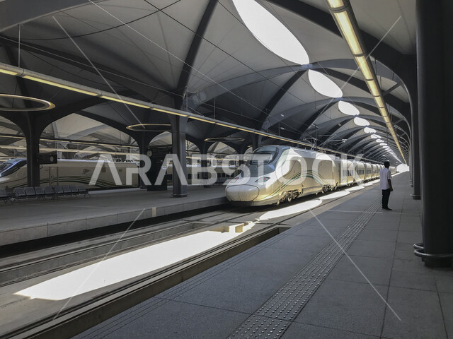 صورة جمالية داخل محطة القطار السريع في المدينة المنورة ، محطة قطار سريع لنقل الحجاج من المدينة المنورة لمكة المكرمة ، تصاميم هندسية معمارية جذابة ، خدمات نقل آمنة و سريعة للحجاج في موسم الحج