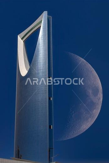 الرياض، عاصمة المملكة العربية السعودية ومركزها المالي الرئيسي - شارع العليا نهاراً