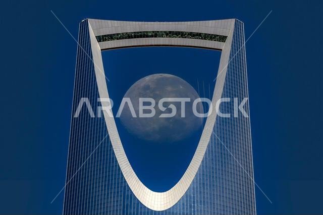 الرياض، عاصمة المملكة العربية السعودية ومركزها المالي الرئيسي - شارع العليا نهاراً