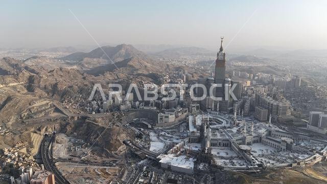 مكة المكرمة، المملكة العربية السعودية، 30 مارس 2024: شوارع مدينة مكة المكرمة، الفنادق، ووسائل النقل، برج الساعة - المسجد الحرام (صورة جوية بطائرة بدون طيار).