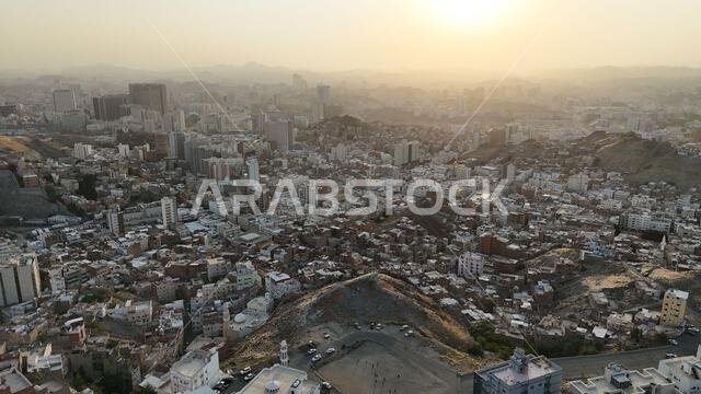 مكة المكرمة، المملكة العربية السعودية، 30 مارس 2024: شوارع مدينة مكة المكرمة، الفنادق، ووسائل النقل، برج الساعة - المسجد الحرام (صورة جوية بطائرة بدون طيار).