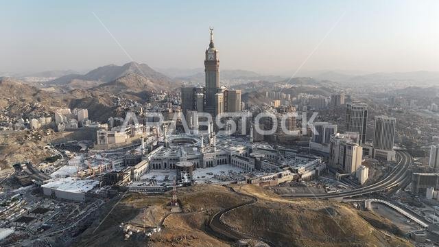 مكة المكرمة، المملكة العربية السعودية، 30 مارس 2024: شوارع مدينة مكة المكرمة، الفنادق، ووسائل النقل، برج الساعة - المسجد الحرام (صورة جوية بطائرة بدون طيار).