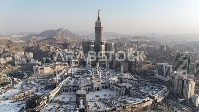 مكة المكرمة، المملكة العربية السعودية، 30 مارس 2024: شوارع مدينة مكة المكرمة، الفنادق، ووسائل النقل، برج الساعة - المسجد الحرام (صورة جوية بطائرة بدون طيار). مكة المكرمة، المملكة العربية السعودية، 30 مارس 2024: شوارع مدينة مكة المكرمة، الفنادق، ووسائل النقل، برج الساعة - المسجد الحرام (صورة جوية بطائرة بدون طيار).