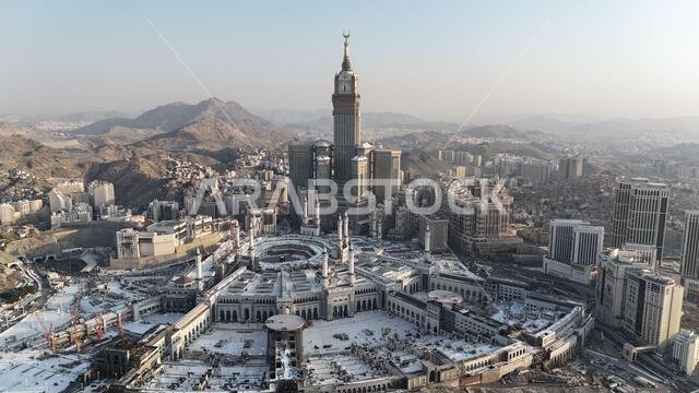 مكة المكرمة، المملكة العربية السعودية، 30 مارس 2024: شوارع مدينة مكة المكرمة، الفنادق، ووسائل النقل، برج الساعة - المسجد الحرام (صورة جوية بطائرة بدون طيار).