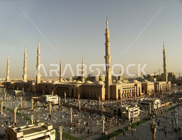 صورة جمالية للمسجد النبوي الشريف في المدينة المنورة في  السعودية ، العبادة و التقرب الى الله ، الحرم النبوي الشريف ، موسم الحج و العمرة ، معالم دينية اسلامية في المملكة العربية السعودية