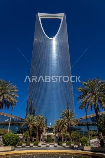 الرياض، عاصمة المملكة العربية السعودية ومركزها المالي الرئيسي - شارع العليا نهاراً