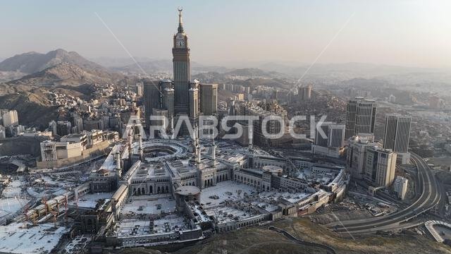 مكة المكرمة، المملكة العربية السعودية، 30 مارس 2024: شوارع مدينة مكة المكرمة، الفنادق، ووسائل النقل، برج الساعة - المسجد الحرام (صورة جوية بطائرة بدون طيار). مكة المكرمة، المملكة العربية السعودية، 30 مارس 2024: شوارع مدينة مكة المكرمة، الفنادق، ووسائل النقل، برج الساعة - المسجد الحرام (صورة جوية بطائرة بدون طيار).