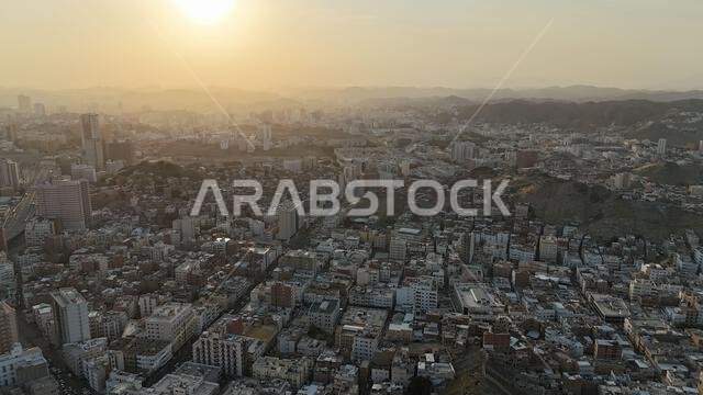 مكة المكرمة، المملكة العربية السعودية، 30 مارس 2024: شوارع مدينة مكة المكرمة، الفنادق، ووسائل النقل، برج الساعة - المسجد الحرام (صورة جوية بطائرة بدون طيار).