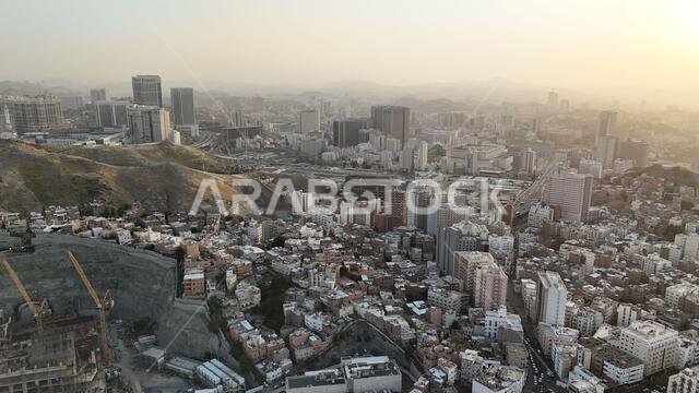 مكة المكرمة، المملكة العربية السعودية، 30 مارس 2024: شوارع مدينة مكة المكرمة، الفنادق، ووسائل النقل، برج الساعة - المسجد الحرام (صورة جوية بطائرة بدون طيار).