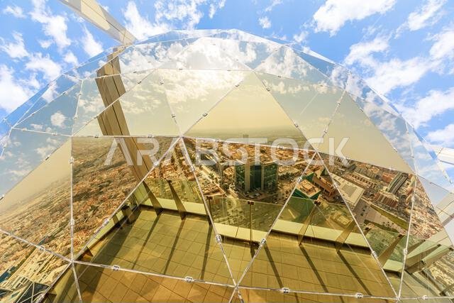 الرياض، المملكة العربية السعودية - 8 يناير 2025: يعكس مطعم "غولدن غلوب" الواقع في برج الفيصلية بالرياض، المملكة العربية السعودية، أفق المدينة الرياض، المملكة العربية السعودية - 8 يناير 2025: يعكس مطعم "غولدن غلوب" الواقع في برج الفيصلية بالرياض، المملكة العربية السعودية، أفق المدينة