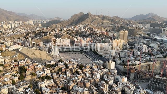 مكة المكرمة، المملكة العربية السعودية، 30 مارس 2024: شوارع مدينة مكة المكرمة، الفنادق، ووسائل النقل، برج الساعة - المسجد الحرام (صورة جوية بطائرة بدون طيار).
