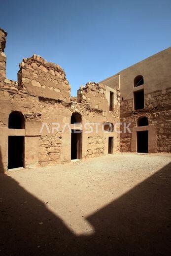 الفناء الداخلي لقصر خرانة، المعروف أيضاً باسم قصر الحرانة، أو قصر الخرانة، أو الخرانة، أو هرانة، يقع شرق عمّان بالقرب من الحدود مع المملكة العربية السعودية. يُعتقد أنه بُني قبل أوائل القرن الثامن الميلادي، ويُعدّ من أقدم الأمثلة على العمارة الإسلامية في المنطقة. الصحراء الشرقية، الأردن