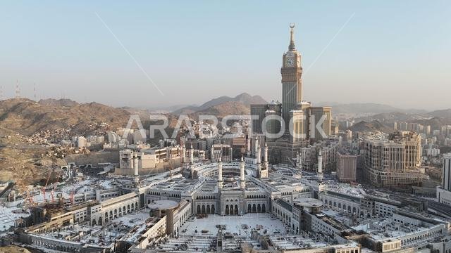 مكة المكرمة، المملكة العربية السعودية، 30 مارس 2024: شوارع مدينة مكة المكرمة، الفنادق، ووسائل النقل، برج الساعة - المسجد الحرام (صورة جوية بطائرة بدون طيار).