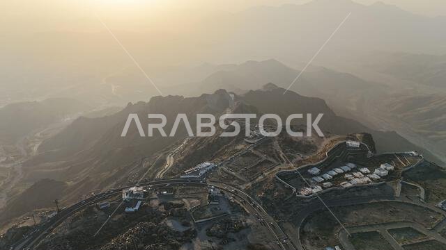 منظر جوي لمدينة الطائف من طائرة بدون طيار، وجبل الهدى في أعلى المدينة، المملكة العربية السعودية، مع إطلالة خلابة على الجبال وطريق الهدى المؤدي إلى مكة المكرمة، جولة سياحية في السعودية