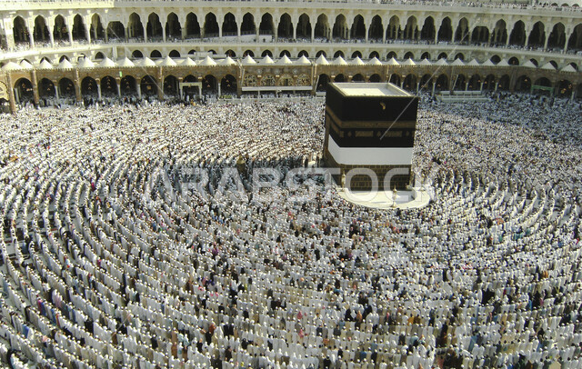 صورة جمالية للكعبة المشرفة في مكة المكرمة ، حجاج بيت الله بملابس الاحرام ، أداء مناسك الحج والعمرة ، العبادة و التقرب الى الله ، معالم دينية اسلامية في المملكة العربية السعودية