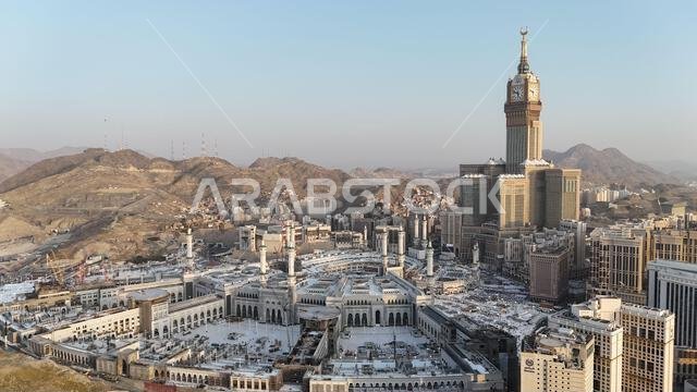مكة المكرمة، المملكة العربية السعودية، 30 مارس 2024: شوارع مدينة مكة المكرمة، الفنادق، ووسائل النقل، برج الساعة - المسجد الحرام (صورة جوية بطائرة بدون طيار).