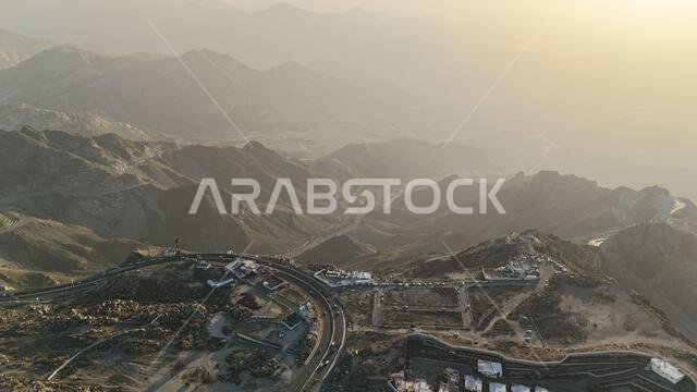 منظر جوي لمدينة الطائف من طائرة بدون طيار، وجبل الهدى في أعلى المدينة، المملكة العربية السعودية، مع إطلالة خلابة على الجبال وطريق الهدى المؤدي إلى مكة المكرمة، جولة سياحية في السعودية منظر جوي لمدينة الطائف من طائرة بدون طيار، وجبل الهدى في أعلى المدينة، المملكة العربية السعودية، مع إطلالة خلابة على الجبال وطريق الهدى المؤدي إلى مكة المكرمة، جولة سياحية في السعودية