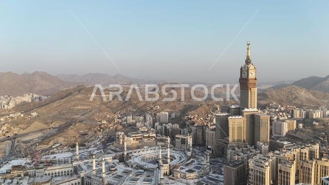 مكة المكرمة، المملكة العربية السعودية، 30 مارس 2024: شوارع مدينة مكة المكرمة، الفنادق، ووسائل النقل، برج الساعة - المسجد الحرام (صورة جوية بطائرة بدون طيار).