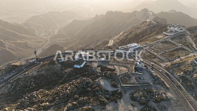 منظر جوي لمدينة الطائف من طائرة بدون طيار، وجبل الهدى في أعلى المدينة، المملكة العربية السعودية، مع إطلالة خلابة على الجبال وطريق الهدى المؤدي إلى مكة المكرمة، جولة سياحية في السعودية