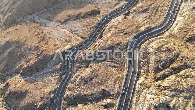 منظر جوي لمدينة الطائف من طائرة بدون طيار، وجبل الهدى في أعلى المدينة، المملكة العربية السعودية، مع إطلالة خلابة على الجبال وطريق الهدى المؤدي إلى مكة المكرمة، جولة سياحية في السعودية