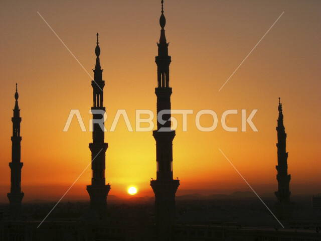 صورة ظلية جمالية لمآذن المسجد النبوي الشريف في المدينة المنورة وقت الغروب ، الحرم النبوي الشريف ، موسم الحج و العمرة ، معالم دينية اسلامية في المملكة العربية السعودية