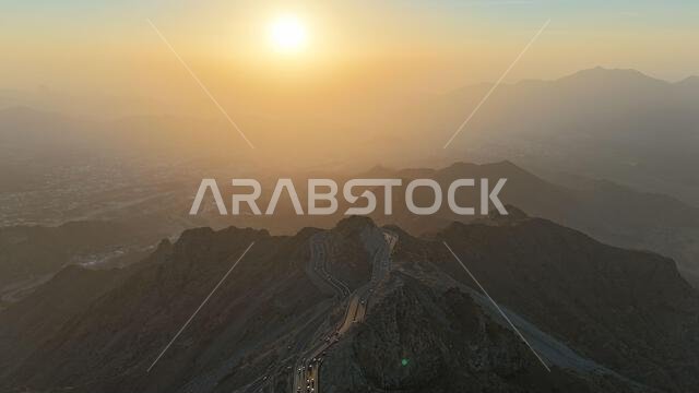 منظر جوي لمدينة الطائف من طائرة بدون طيار، وجبل الهدى في أعلى المدينة، المملكة العربية السعودية، مع إطلالة خلابة على الجبال وطريق الهدى المؤدي إلى مكة المكرمة، جولة سياحية في السعودية