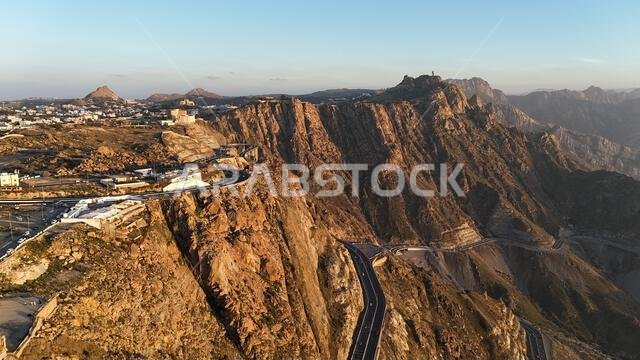 منظر جوي لمدينة الطائف من طائرة بدون طيار، وجبل الهدى في أعلى المدينة، المملكة العربية السعودية، مع إطلالة خلابة على الجبال وطريق الهدى المؤدي إلى مكة المكرمة، جولة سياحية في السعودية