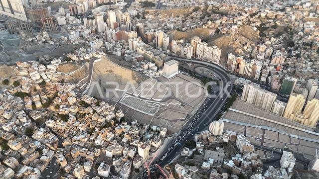 مكة المكرمة، المملكة العربية السعودية، 30 مارس 2024: شوارع مدينة مكة المكرمة، الفنادق، ووسائل النقل، برج الساعة - المسجد الحرام (صورة جوية بطائرة بدون طيار).