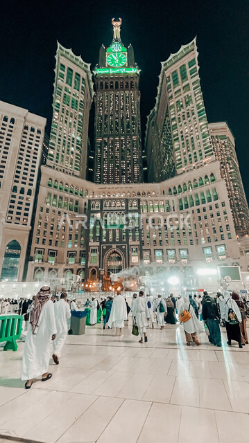 صورة من داخل الحرام المكي الشريف في مكة المكرمة ، مبنى برج الساعة الملكي ليلا ، أداء مناسك الحج والعمرة ، العبادة و التقرب الى الله ، معالم دينية اسلامية في المملكة العربية السعودية