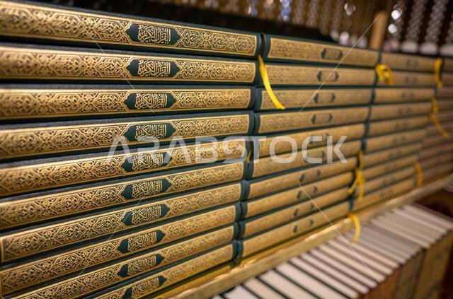 المدينة المنورة، المملكة العربية السعودية - 5 يوليو 2024: صفوف القرآن الكريم مرتبة بدقة في المسجد النبوي، المسجد النبوي، المدينة المنورة، المملكة العربية السعودية.