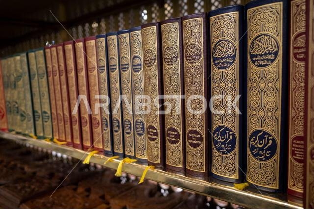 المدينة المنورة، المملكة العربية السعودية - 5 يوليو 2024: صفوف القرآن الكريم مرتبة بدقة في المسجد النبوي، المسجد النبوي، المدينة المنورة، المملكة العربية السعودية.
