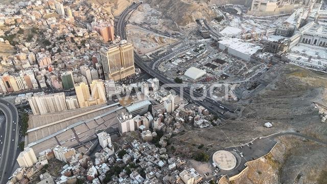 مكة المكرمة، المملكة العربية السعودية، 30 مارس 2024: شوارع مدينة مكة المكرمة، الفنادق، ووسائل النقل، برج الساعة - المسجد الحرام (صورة جوية بطائرة بدون طيار).