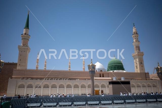 قبة خضراء ومآذن في المسجد النبوي في المدينة المنورة، والمعروف أيضاً باسم المسجد النبوي، في المملكة العربية السعودية.