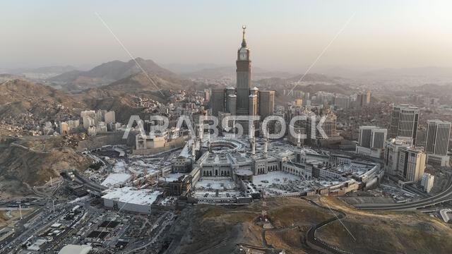 مكة المكرمة، المملكة العربية السعودية، 30 مارس 2024: شوارع مدينة مكة المكرمة، الفنادق، ووسائل النقل، برج الساعة - المسجد الحرام (صورة جوية بطائرة بدون طيار).