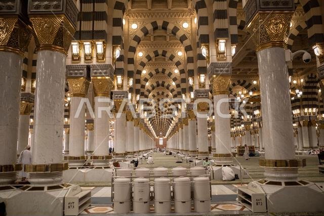 الجزء الداخلي من المسجد النبوي، المسجد النبوي في مدينة المدينة المنورة، المملكة العربية السعودية.
