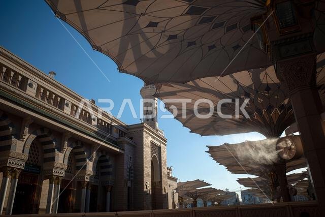 المظلات والمآذن الآلية العملاقة في المسجد النبوي بالمدينة المنورة، والمعروف أيضاً باسم المسجد النبوي، في المملكة العربية السعودية.