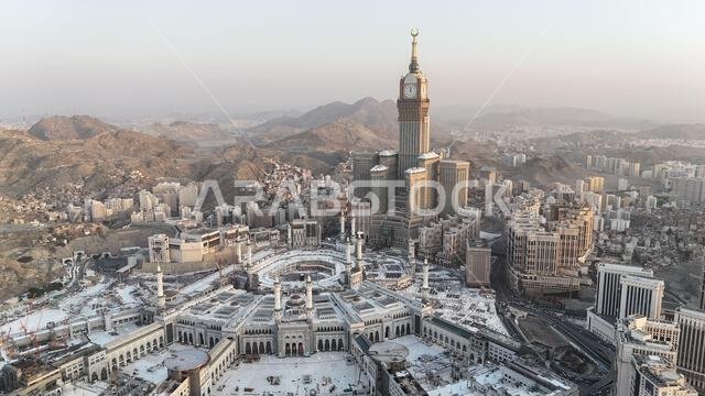 مكة المكرمة، المملكة العربية السعودية، 30 مارس 2024: شوارع مدينة مكة المكرمة، الفنادق، ووسائل النقل، برج الساعة - المسجد الحرام (صورة جوية بطائرة بدون طيار). مكة المكرمة، المملكة العربية السعودية، 30 مارس 2024: شوارع مدينة مكة المكرمة، الفنادق، ووسائل النقل، برج الساعة - المسجد الحرام (صورة جوية بطائرة بدون طيار).