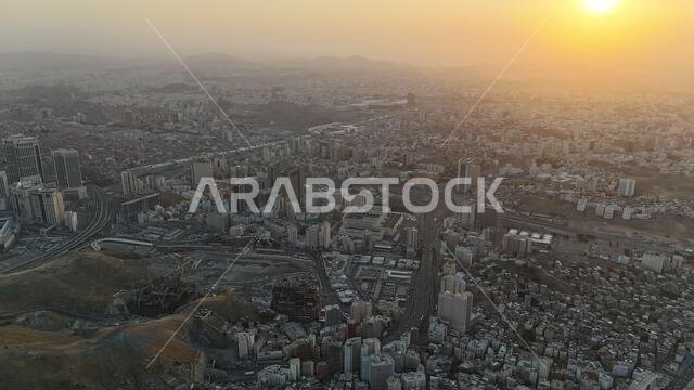 مكة المكرمة، المملكة العربية السعودية، 30 مارس 2024: شوارع مدينة مكة المكرمة، الفنادق، ووسائل النقل، برج الساعة - المسجد الحرام (صورة جوية بطائرة بدون طيار).