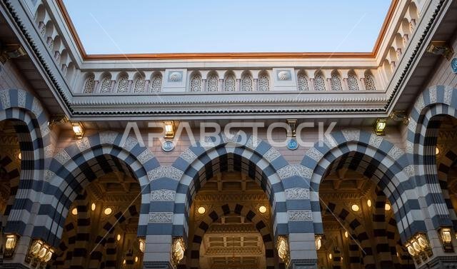 الجزء الداخلي من المسجد النبوي، المسجد النبوي في مدينة المدينة المنورة، المملكة العربية السعودية.