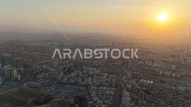 مكة المكرمة، المملكة العربية السعودية، 30 مارس 2024: شوارع مدينة مكة المكرمة، الفنادق، ووسائل النقل، برج الساعة - المسجد الحرام (صورة جوية بطائرة بدون طيار).